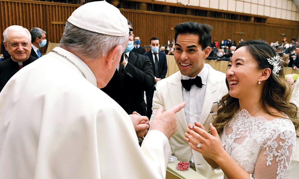 Newlywed Surprises Pope Francis by Speaking in Spanish