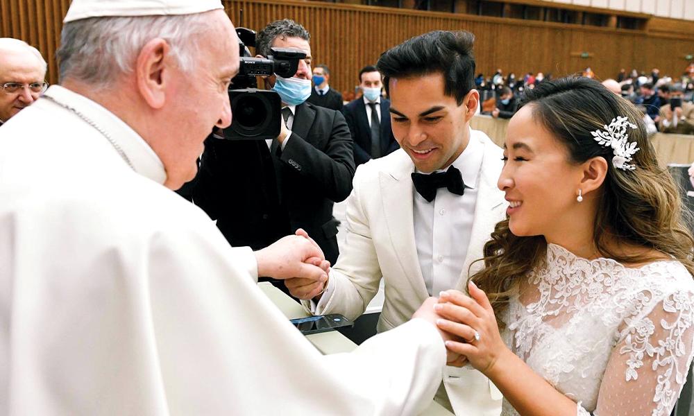 Recién casada hablando en español sorprende al Papa Francisco