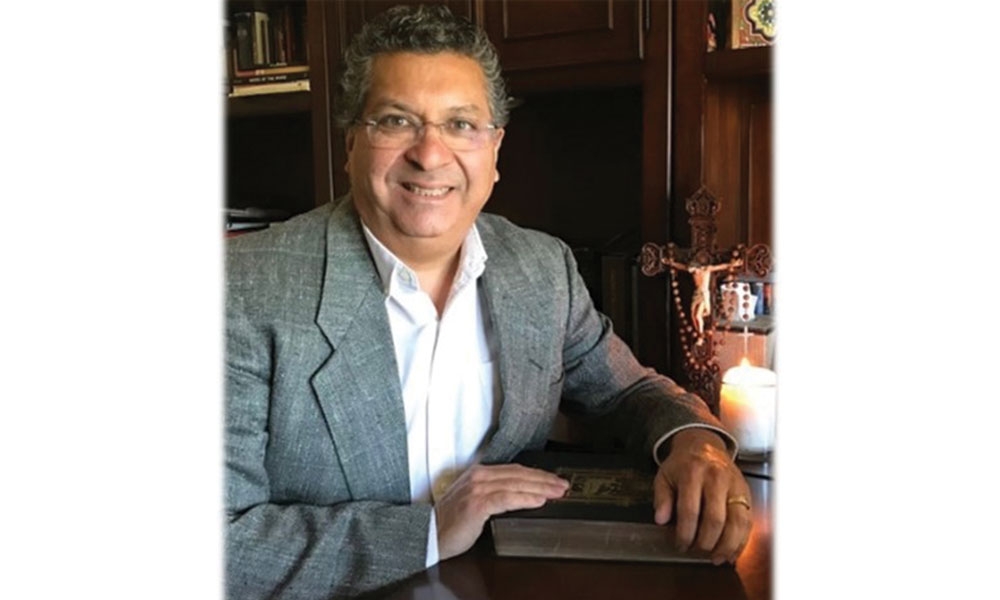 Carlos Flores Headshot