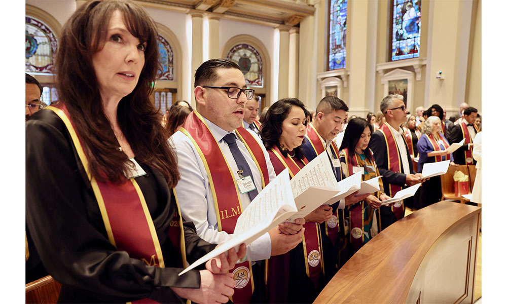 Tracey and Salvador sing in the pews