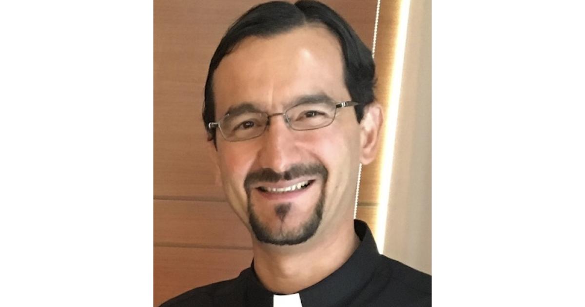 Un Sacerdote de Maryknoll reflexiona sobre quot Tocar Una Canción Misionera