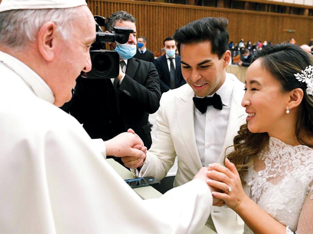 Recién casada hablando en español sorprende al Papa Francisco